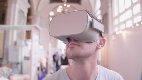 Virtual-Reality-Helm-Auf-Einem-Verschwommenen-Hintergrund-Eines-Jungen-Mannes